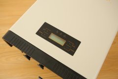 太陽能板主要是以什麽發電？